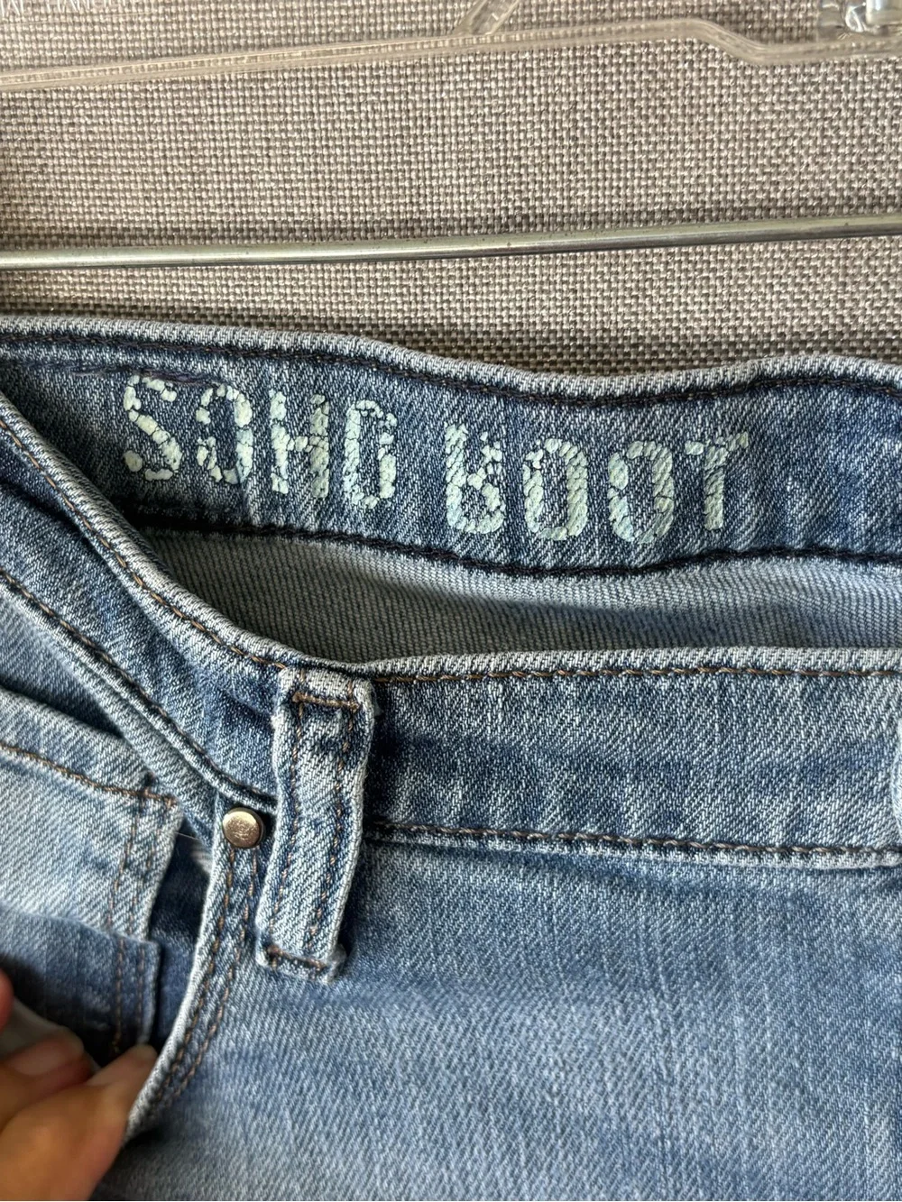DKNY soho boot Women's Light Wash Blue Jeans size 6 fringe hem.